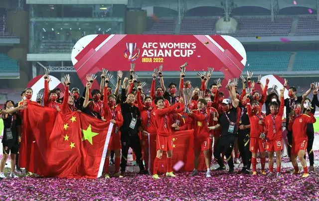 九游体育：足球场上抢球小孩摔倒